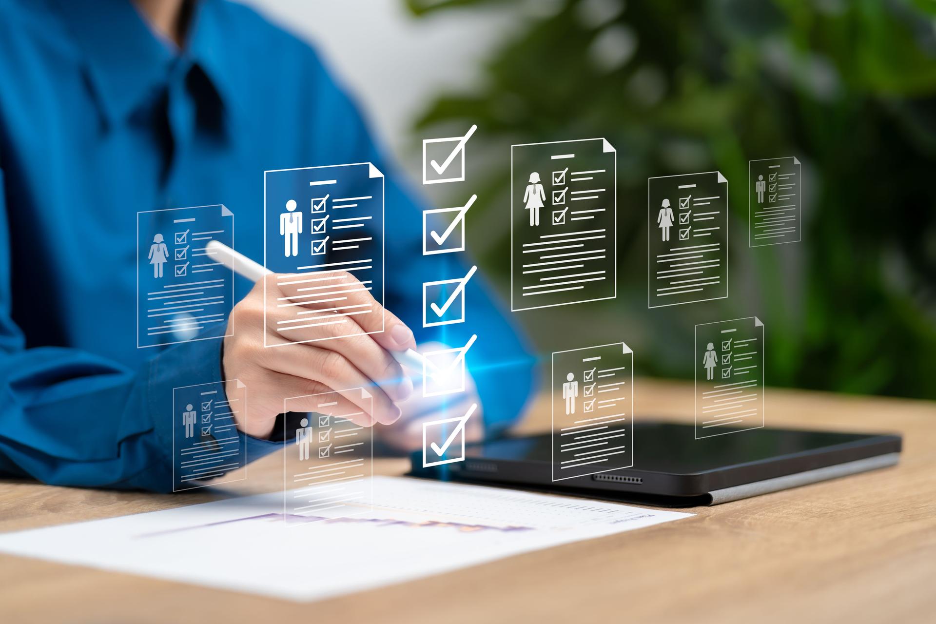 Concepts de gestion des ressources humaines, RH, sélection du personnel par les femmes sur la base des qualifications tirées des CV en ligne, CRM, consultants en recrutement, chasseur de têtes, agence de recrutement