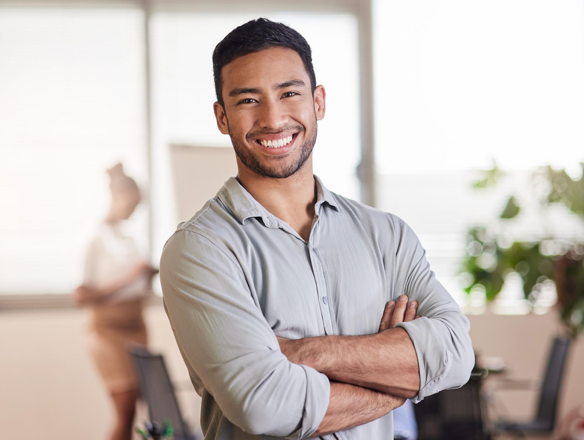Photo d’un jeune homme d’affaires dans son bureau